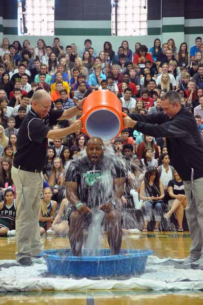 Faculty+takes+part+in+ALS+Ice+Bucket+Challenge+%5BPhoto+Gallery+8.25%5D