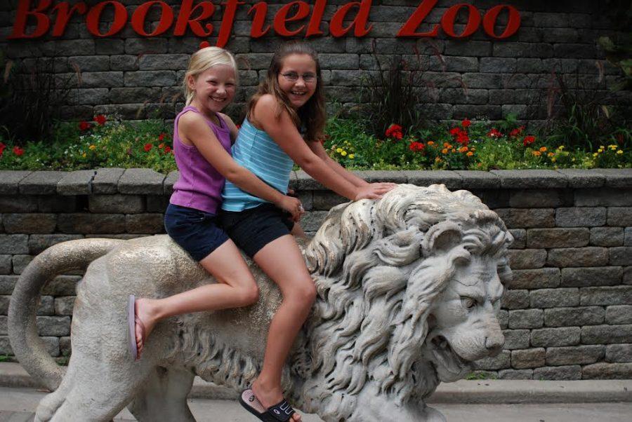 A young Sydney Woodward and McKenzie
Dickerson pose sitting on one of the lions of
Chicago’s Brookfield Zoo.