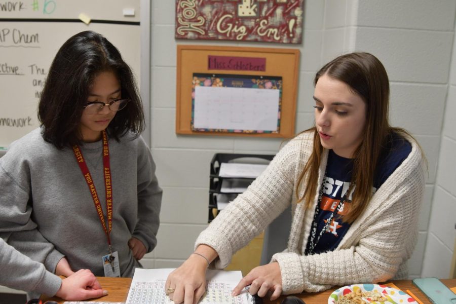 Science teacher, Meredith Schlosberg talks with sophomore Sharna Ngo in tutoring during flex hour. Schlosberg teaches Integrated Physics and Chemistry (IPC) and pre-AP Chemistry. 
