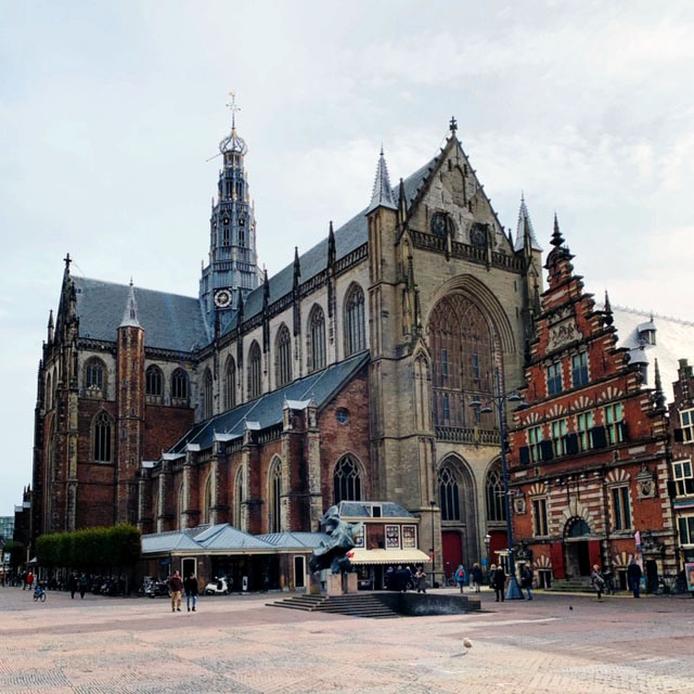 A visit to Haarlem should include a stop at the Haarlem Museum, which offers a glimpse of old Haarlem. Four centuries ago, Haarlem was a thriving commercial center rivaling Amsterdam.