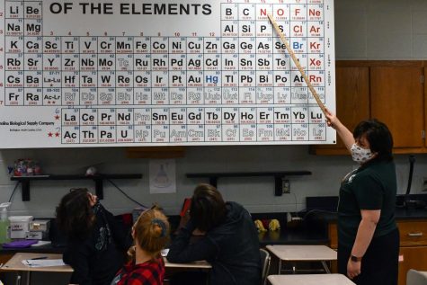 Laurie Rosato works with her fifth period students on May 10. She teaches pre-AP Chemistry and OnRamps Chemistry. 