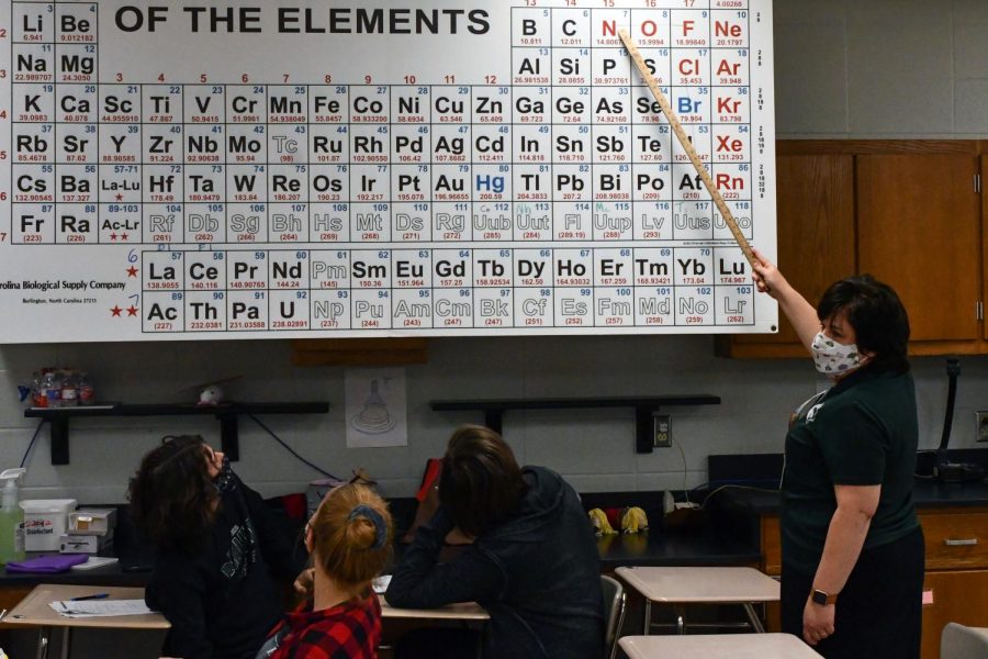 Laurie Rosato works with her fifth period students on May 10. She teaches pre-AP Chemistry and OnRamps Chemistry. 