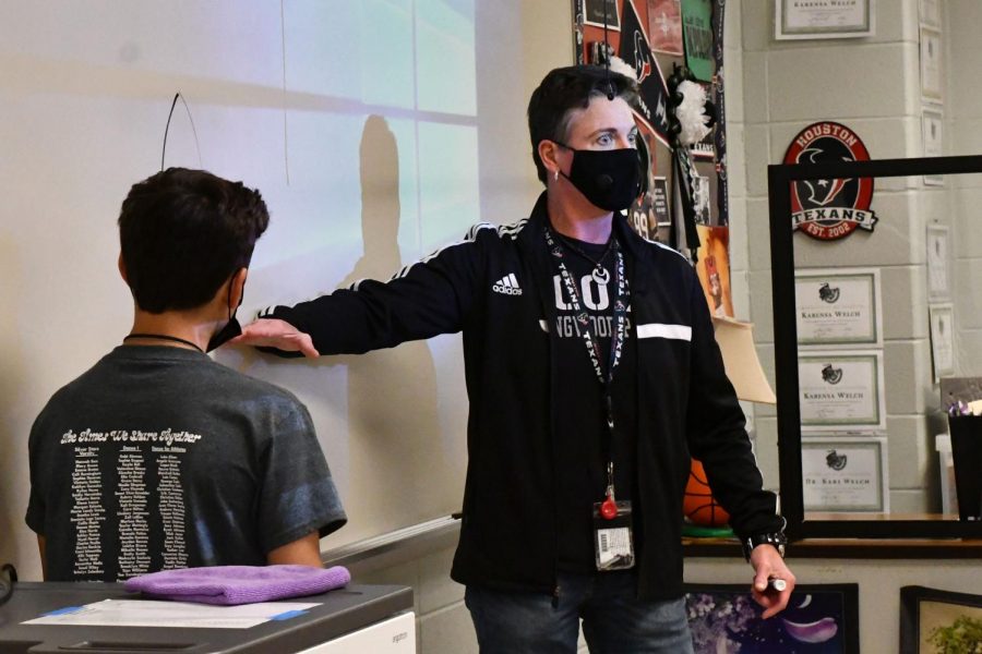 Dr. Kari Welch works with students during her fifth period biology class on May 7. 