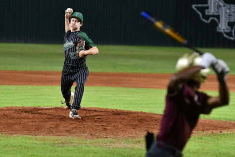 Sophomore Andrew Hennings throws a pitch in the first inning against Summer Creek on Feb. 21. It was the final scrimmage for the players before their first official game. 