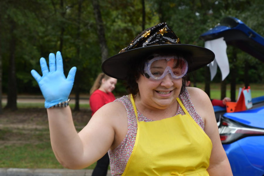 Chemistry teacher Laurie Rosato talks with students during Trunk or Treat in October. She sponsors Chem Club, which had a chemistry-themed trunk during the Halloween event. 