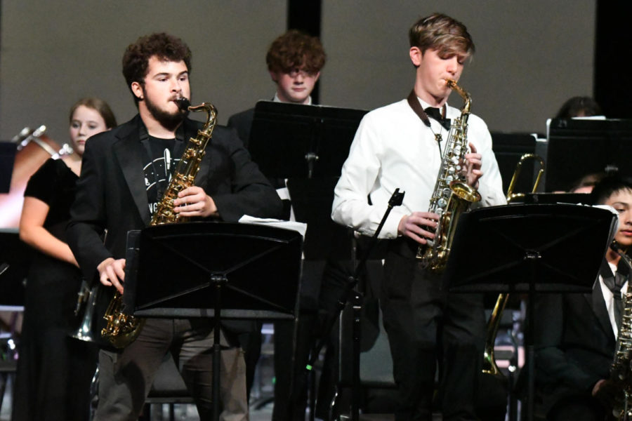 Matthew+Bleier+and+Noah+Parker+play+a+duet+during+the+jazz+bands+last+song+My+Way+by+Frank+Sinatra.