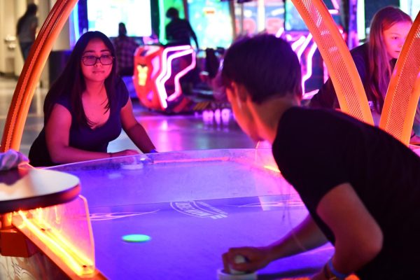 Sophomores Alejandra Veliz and Sawyer Wood play air hockey at Main Event. 